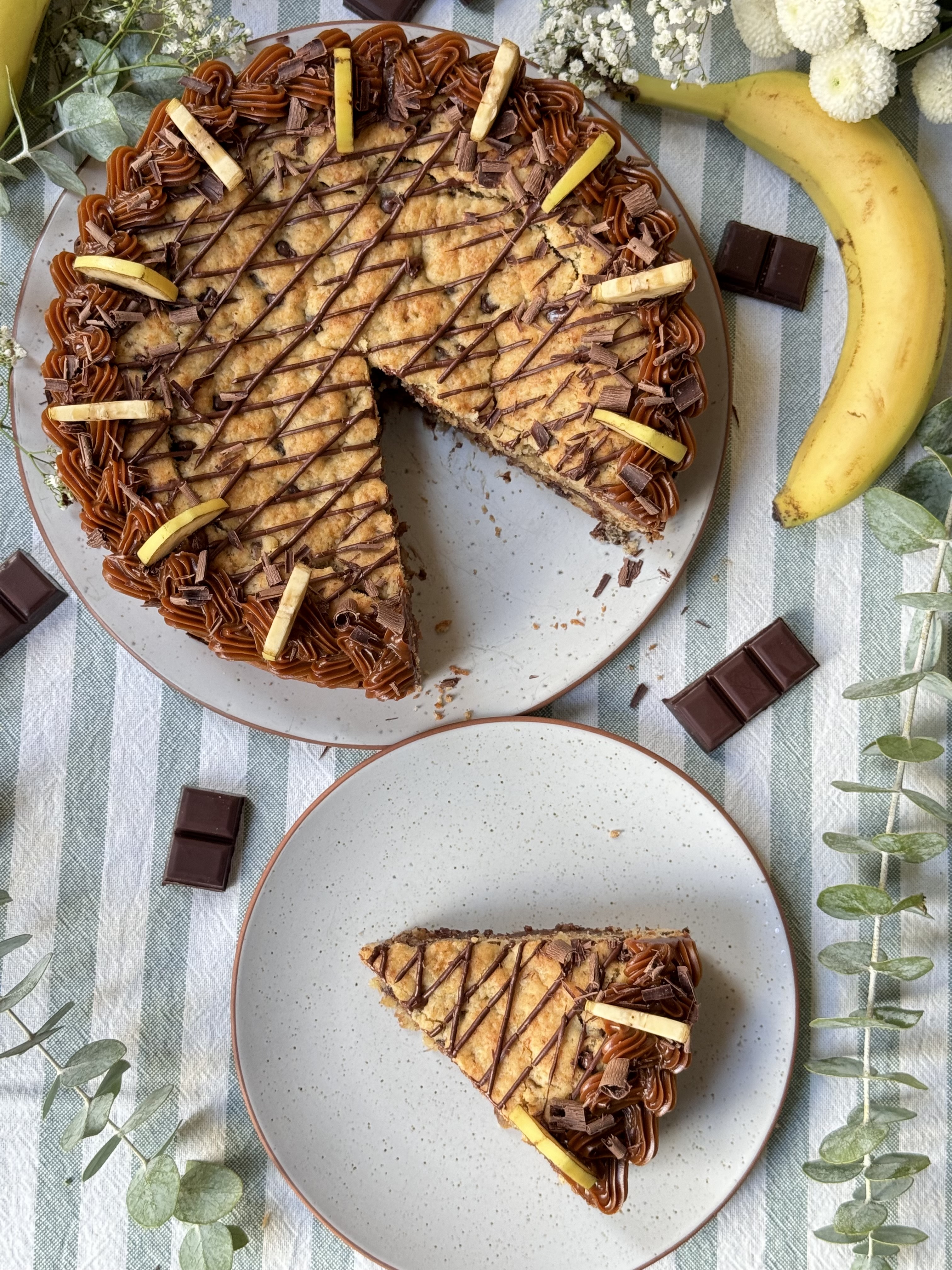 romisbakes recipe Giant banana, chocolate and dulce de leche cookie