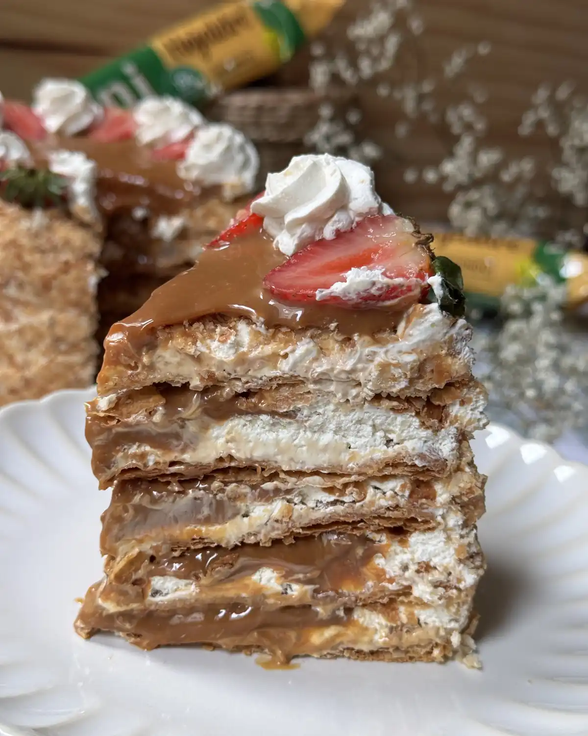 romisbakes recipe Puff pastry cake with whipped cream and dulce de leche