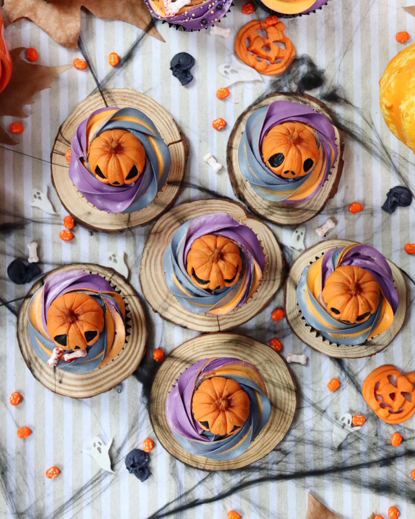 romisbakes recipe scary pumpkin cupcakes