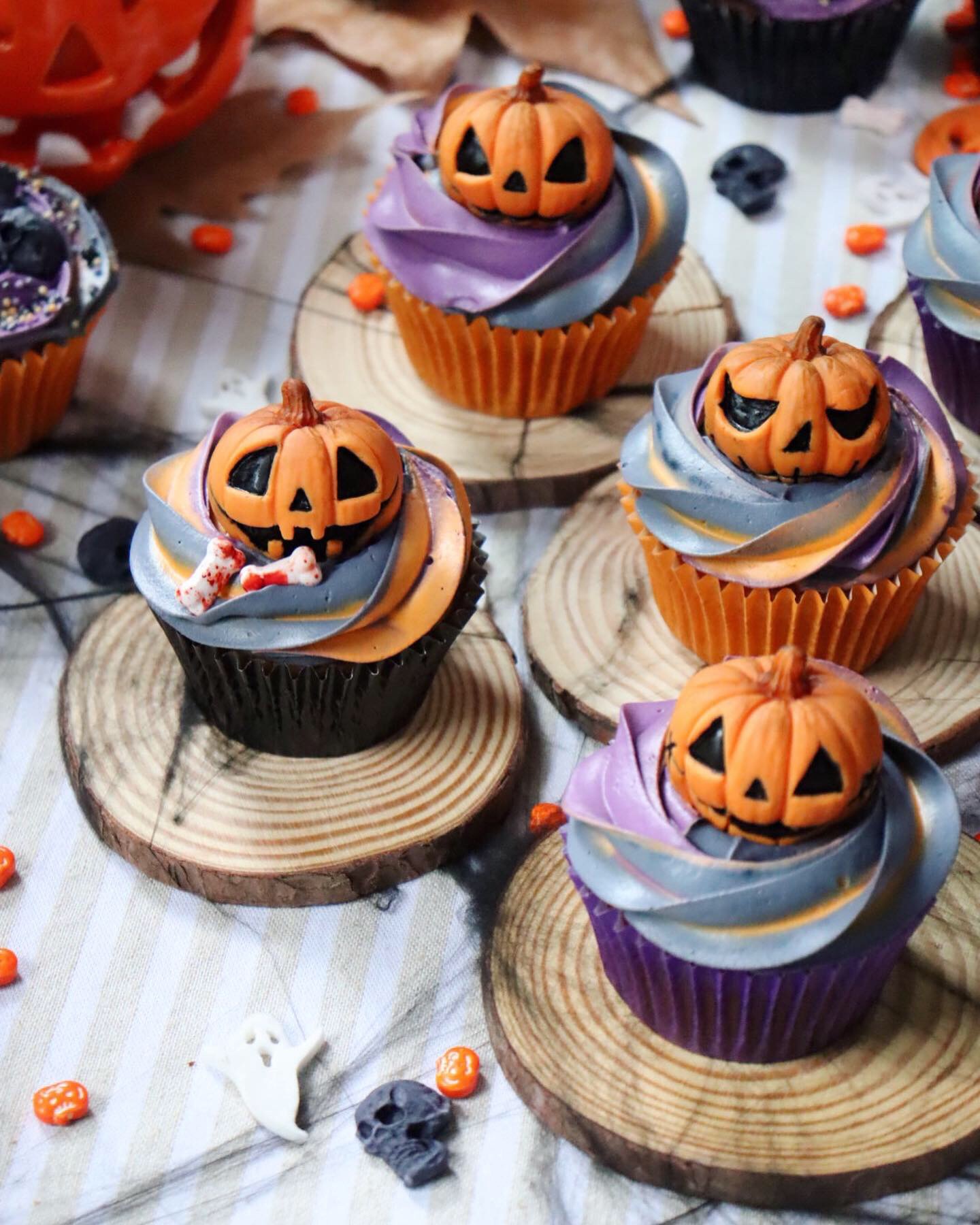 romisbakes recipe scary pumpkin cupcakes