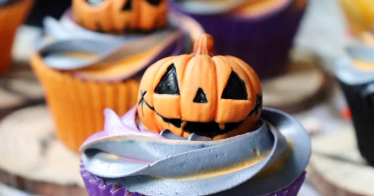 romisbakes recipe Scary Pumpkin Cupcakes