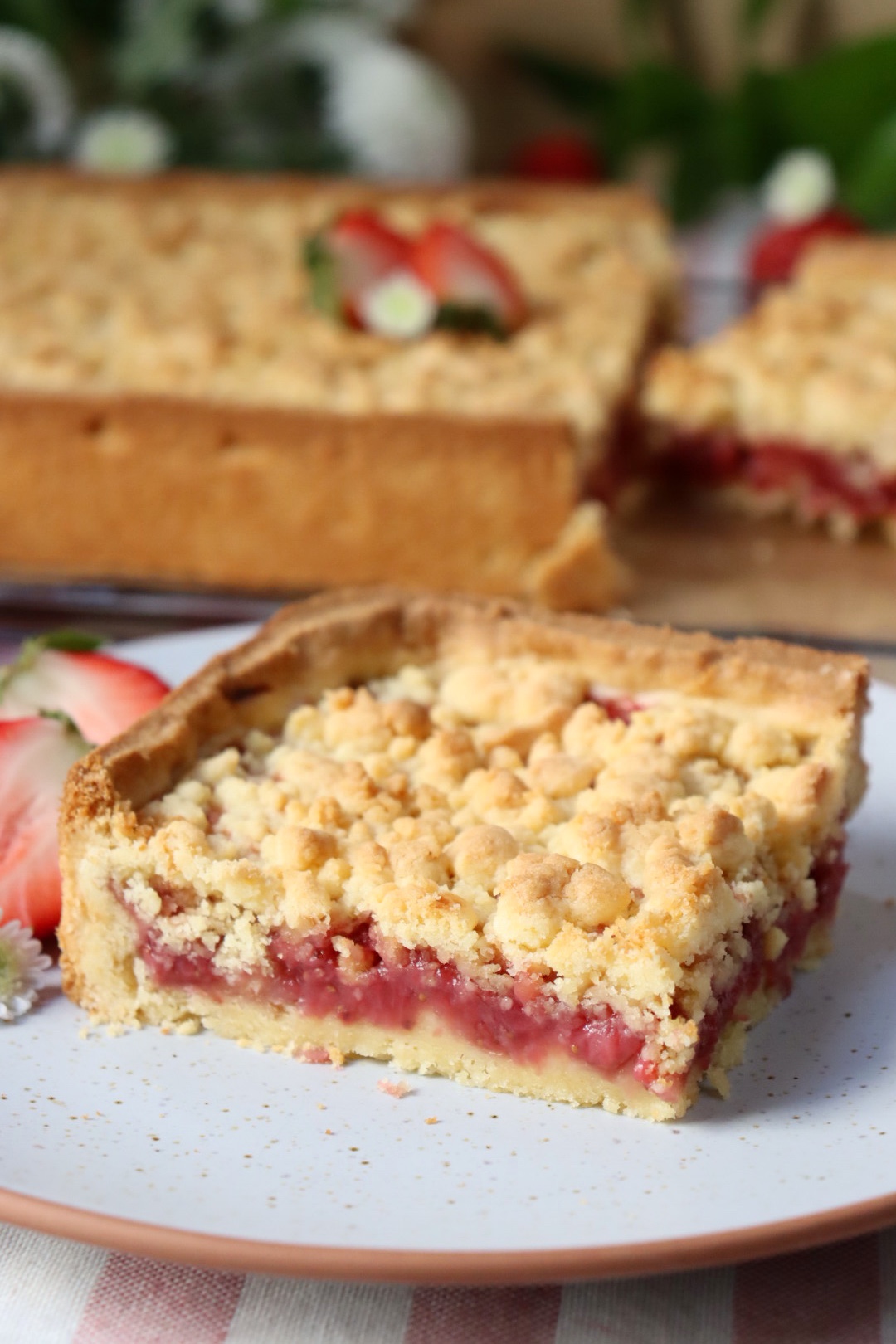 romisbakes recipe strawberry crumble