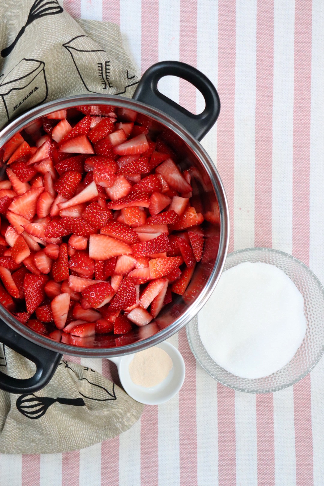 romisbakes recipe strawberry crumble