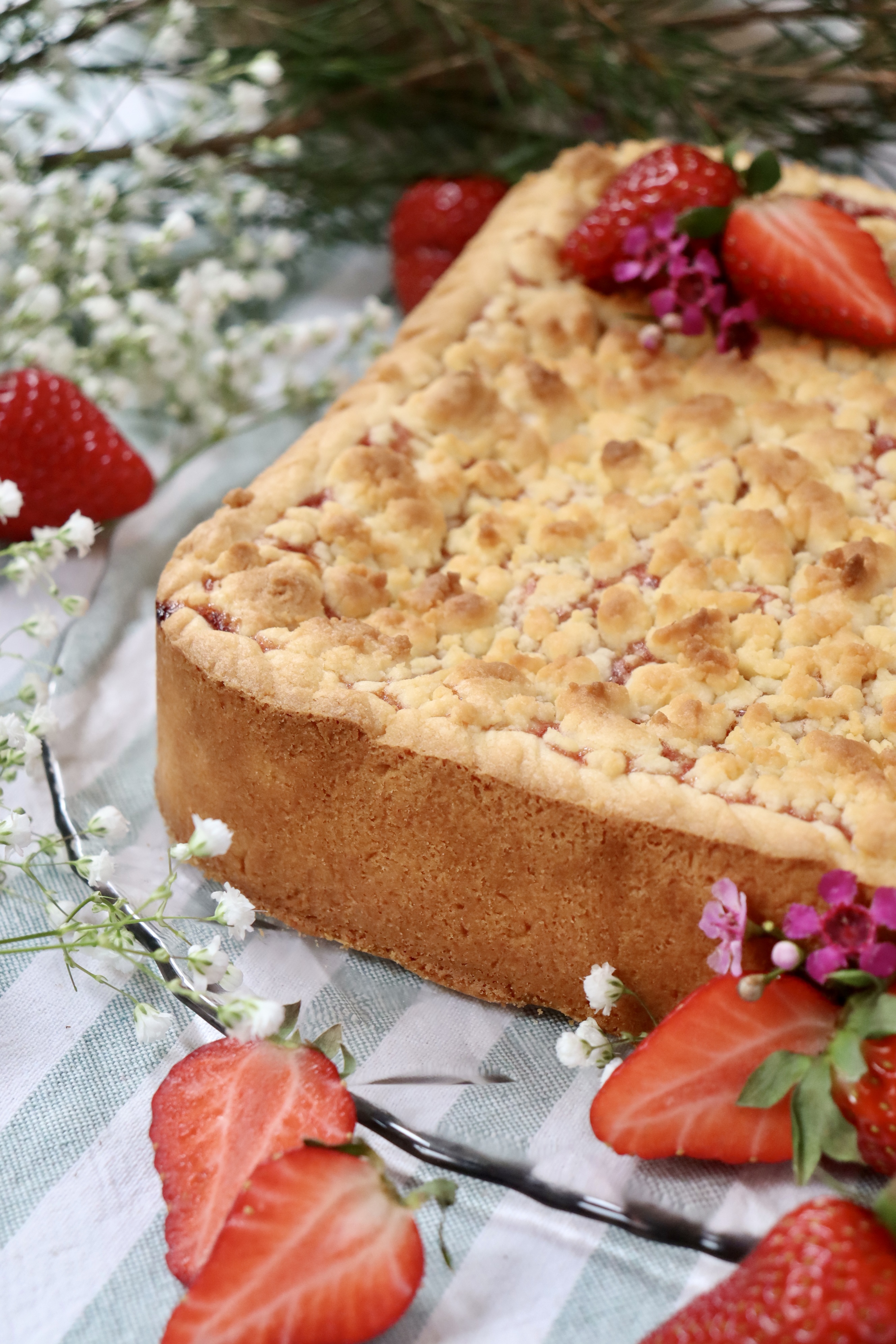 romisbakes recipe strawberry and custard crumble