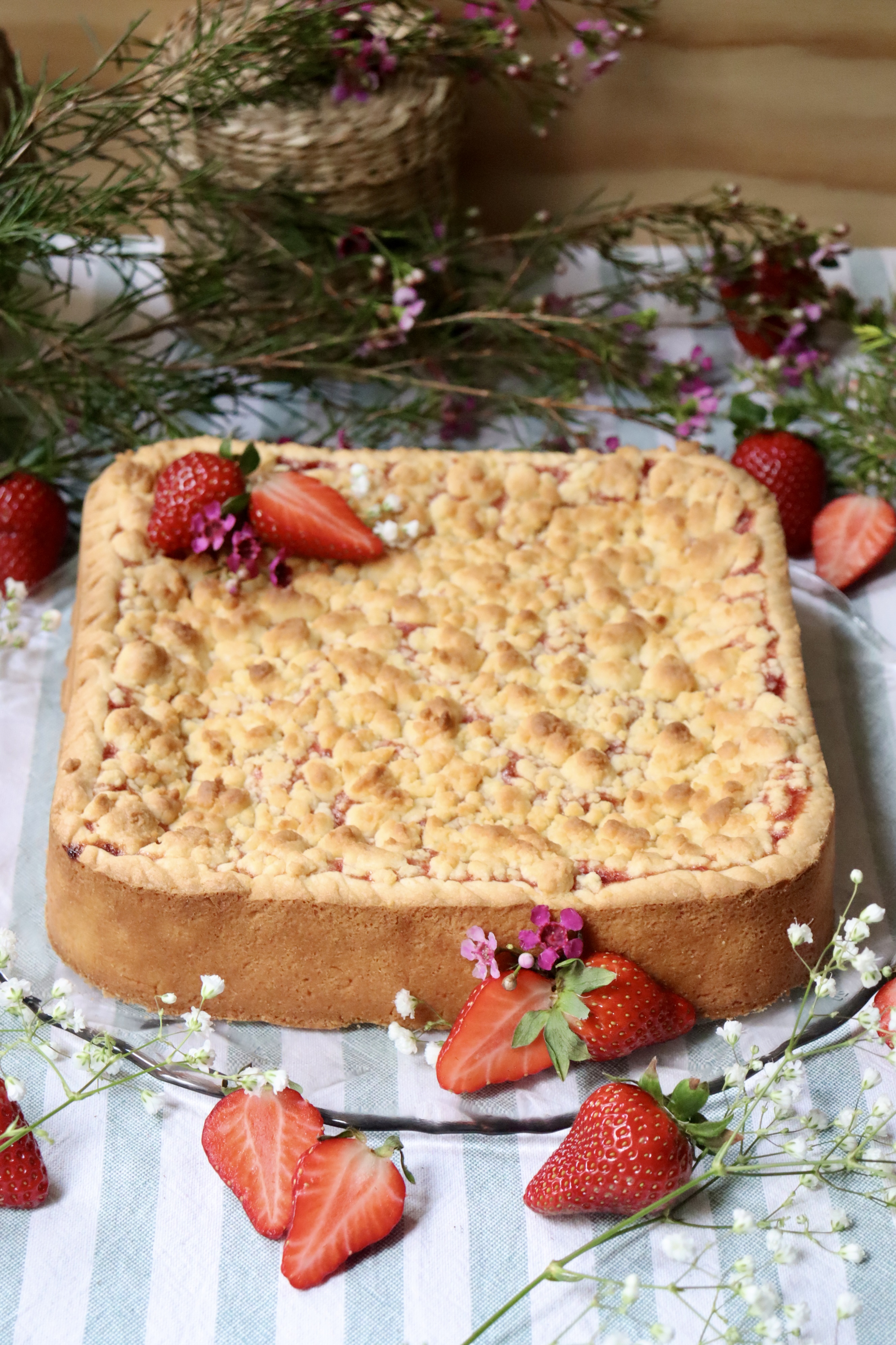 romisbakes recipe strawberry and custard crumble