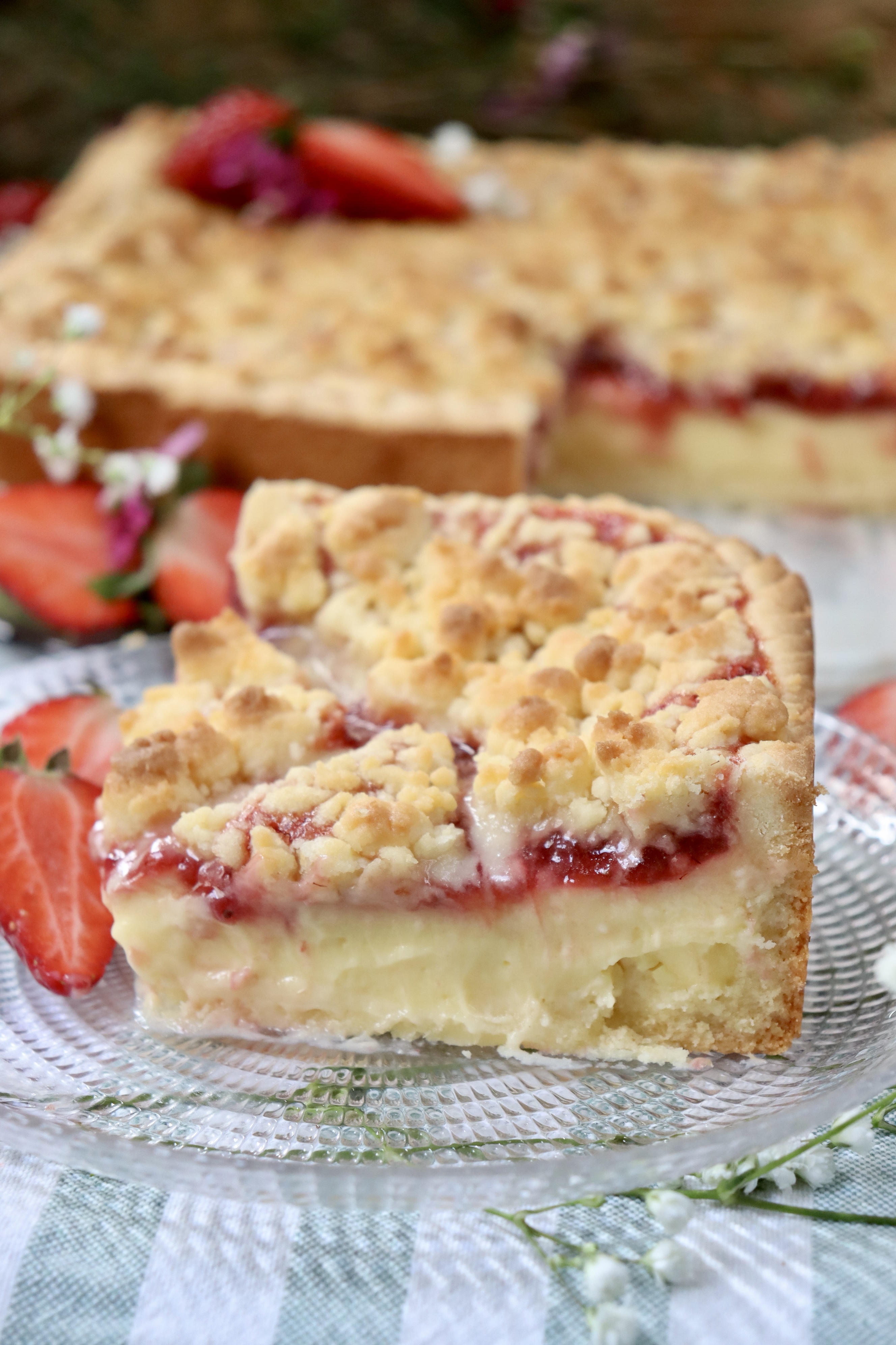 romisbakes recipe strawberry and custard crumble