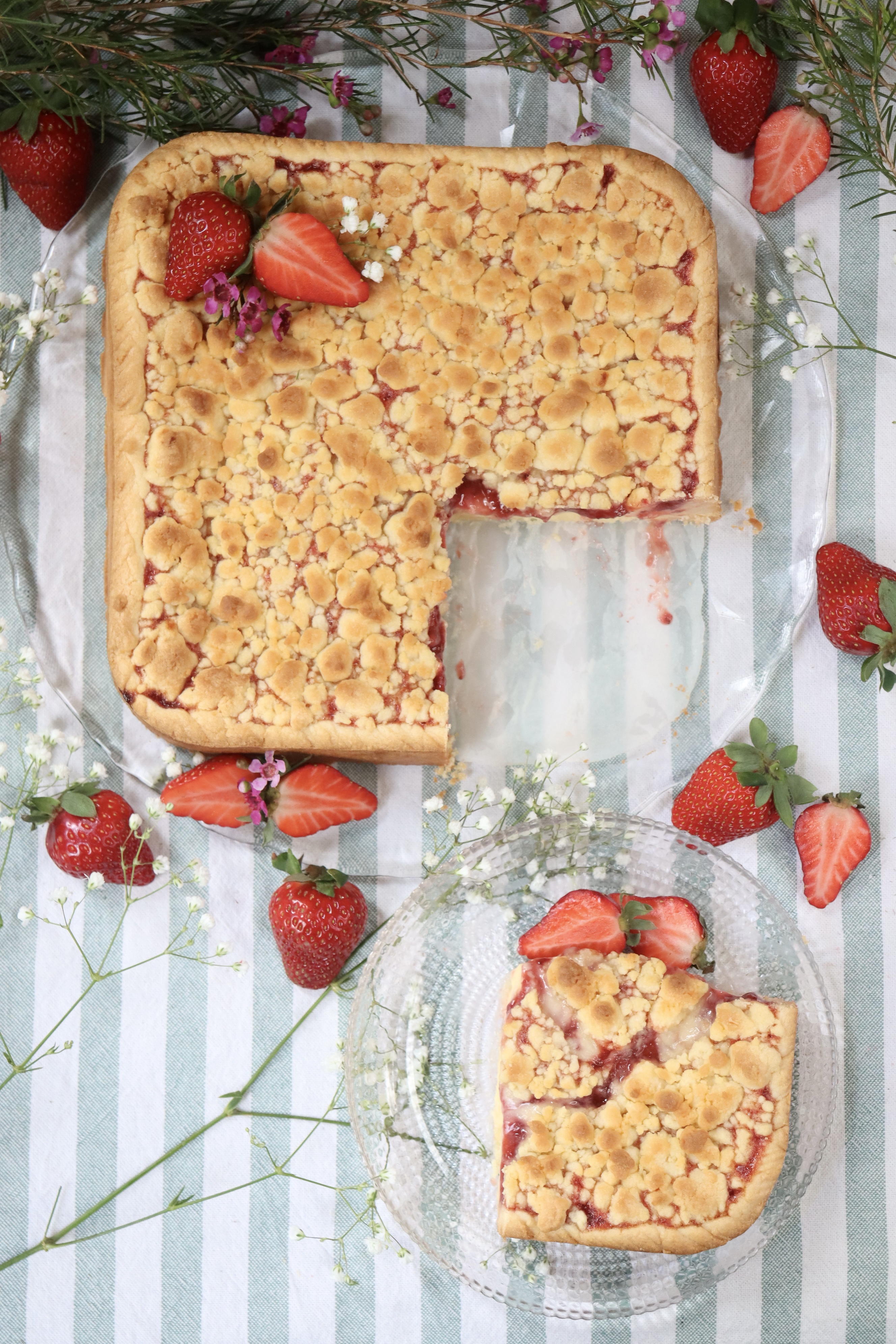 romisbakes recipe strawberry and custard crumble