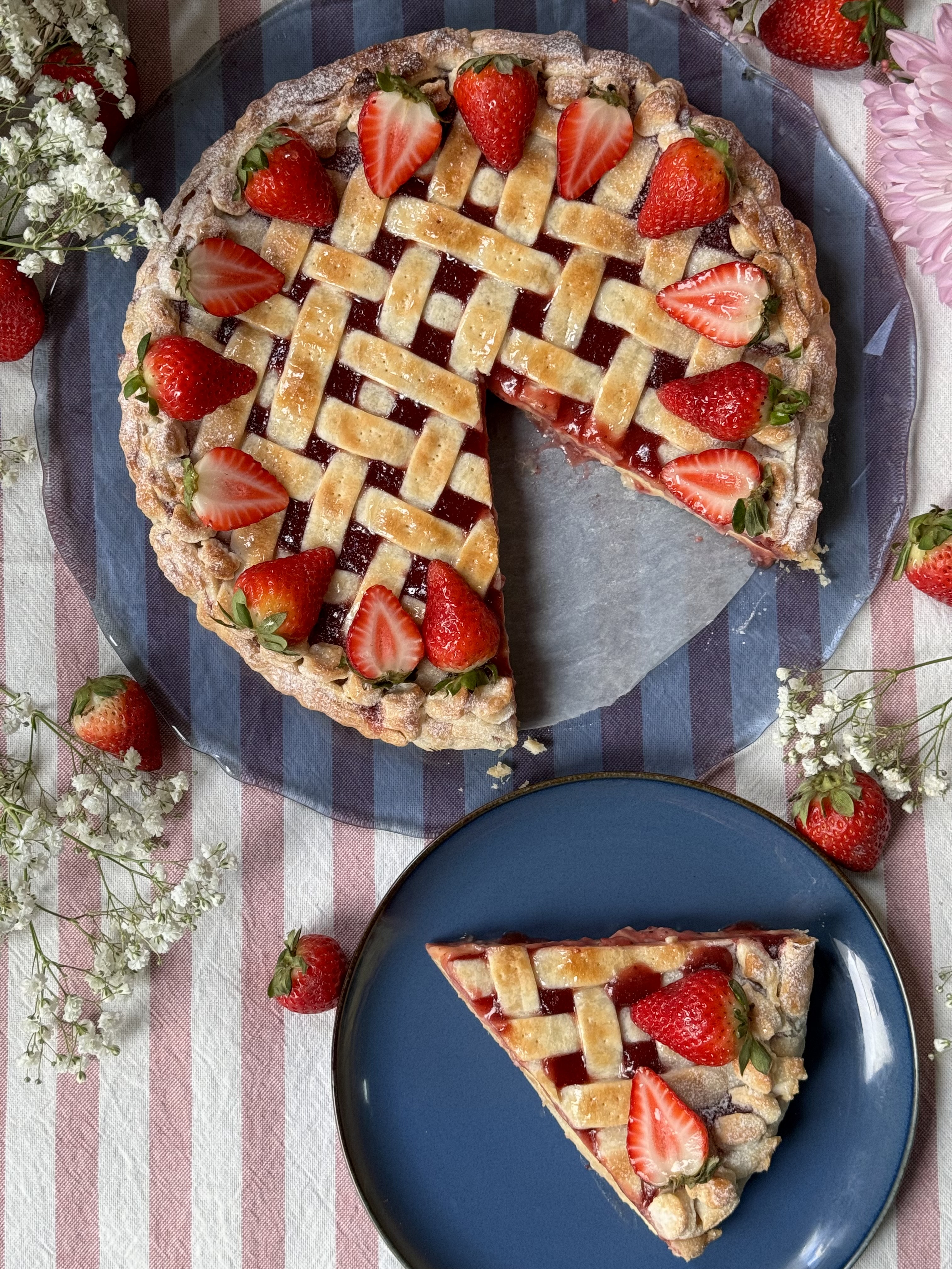 romisbakes receta Tarta de hojaldre con crema pastelera y fresa